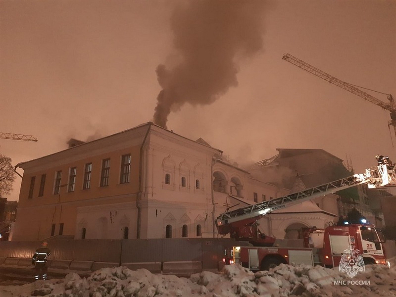 Пожар в Главном доме усадьбы Лопухиных, 10.12.2022 г. (фото МЧС России)