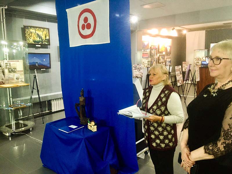 Экскурсию по выставке провела представитель ИРОО «Рериховское культурное творческое объединение» В.В Кондратьева