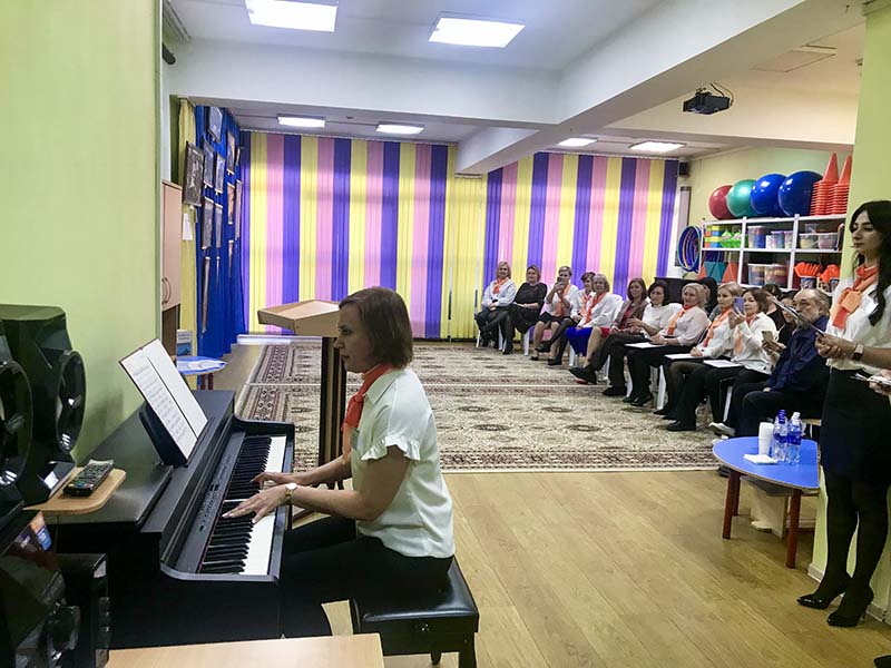 Музыкальный руководитель – Ванина Елена Анатольевна исполнила произведение А. Зацепина «Берег моря»