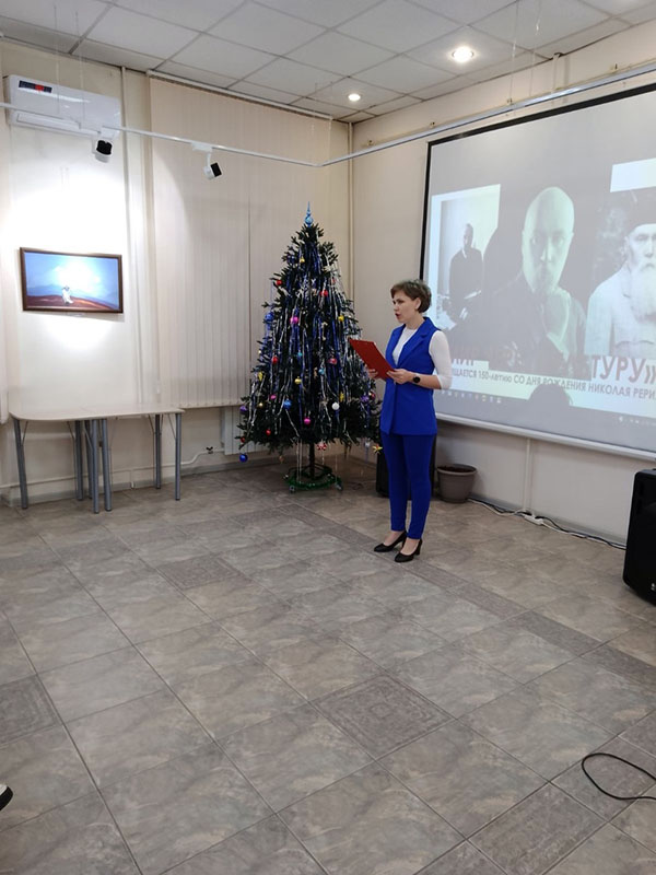 Выставку «Мир через Культуру» открыла заведующая выставочным залом Усольского историко-краеведческого музея Анна Борисовна Бикетова